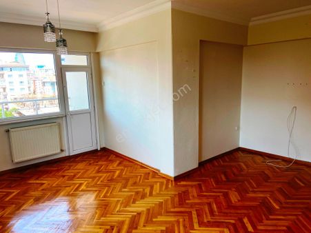 Çevik 'ten İçerenköyde Kiralık 2+1 Daire.