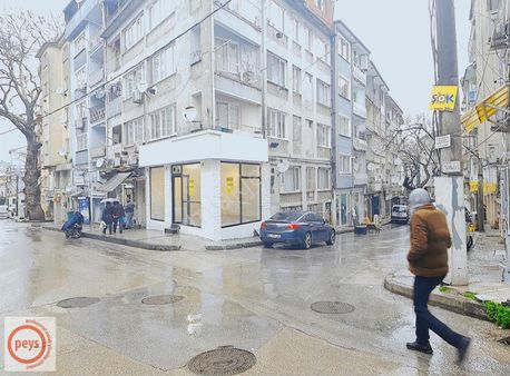 Şehrin Merkezinde Ana Caddesi Üzerinde Köşe Mağaza