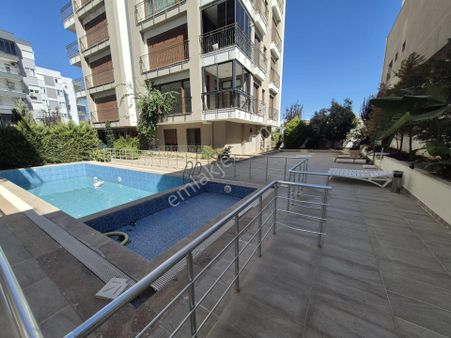 Güzeloba'da Rauf Denktaş Yakını Havuzlu Site'de 2+1 Lüx Giriş Katı