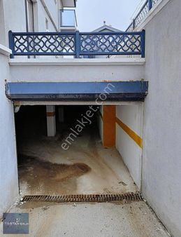 Taştan Gayrimenkul'den İncek'te, İskanlı, Kullanıma Hazır Dükkan