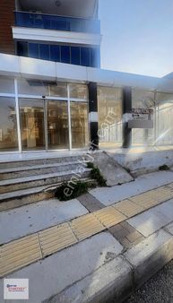 Menemende Geniş Cadde Üzerinde 3 Girişli, Depolu Kiralık Dükkan