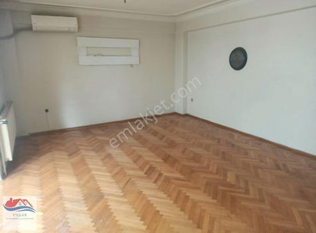 Karşıyaka Atakent Migros Sokağında