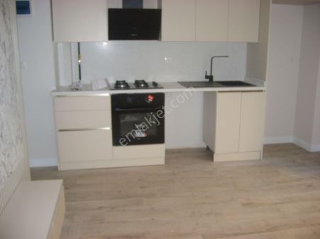 Bahçeli De 1+1 Sıfır Bahçe Katı Kombili Asansörlü Otoparklı Amerikan Mutfaklı