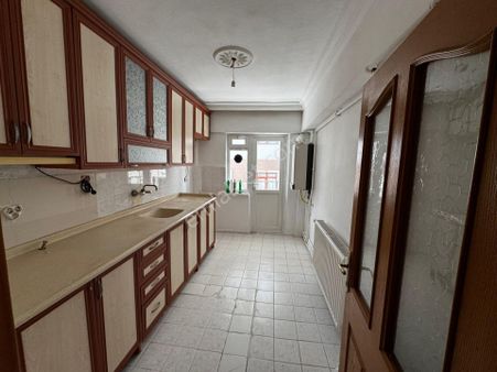 Es-as Emlaktan Selçukluda Ara Katta 3+1 Kiralık Daire