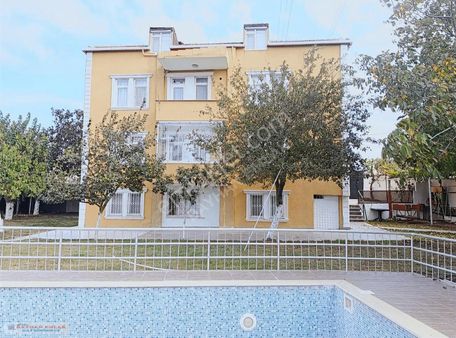 Satılık 3 Kat Bina 1050 M2 Arsa