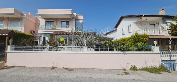 Yenifoça Pazaryerinde Satılık Müstakil Bahçeli 3+1 Lüx Villa