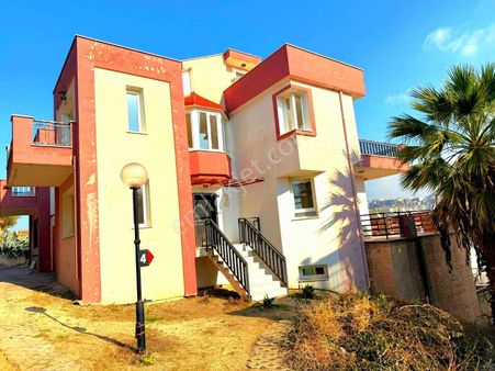 Kuşadasında Havuzlu Sitede 7+1 Bahçeli Villa