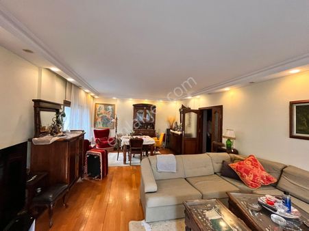 Tarabya Sitede 3+1 140 Metrekare Lokasyonu Harıka Satılık Daire