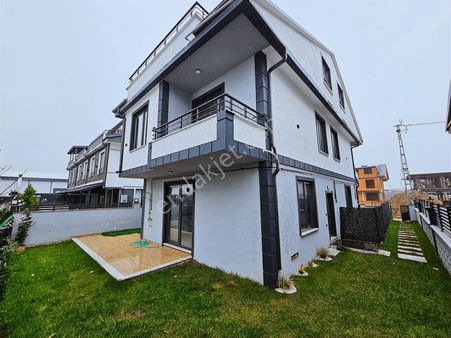 Deniz'den 4+1 Müstakil Havuzlu, Geniş Bahçeli Villa