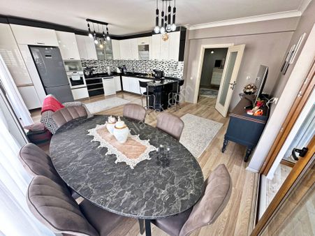 Etlik'te Çift Girişli 6+1 Asansörlü Teras Balkonlu Site Dairesi!