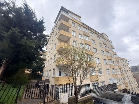 Çengelköy 'de Site İçerisinde Cadde 'ye Yakın Kiralık 2+1 Daire