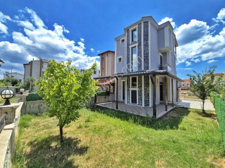 Umas Solution'dan Plaja Yürüme Mesafesinde 3+1 Bahçeli Villa