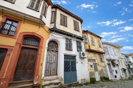 Umas Solutıon'dan Merkeze Çok Yakın Büyük 3 Katlı Rum Evi