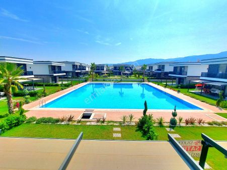 Kuşadasında Plaja Yakın Havuzlu Sitede Geniş Bahçeli Villa