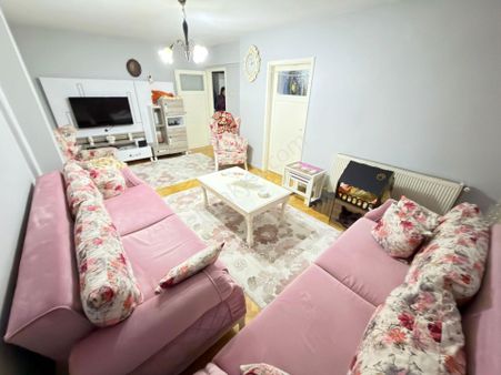 Galerıa Emlak'tan Aşağı Eğlence Yakını Kat Konumunda Ara Kat 2+1 Kilerli Balkonlu!