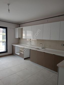 Göl Manzaralı Kapalı Mutfaklı 3+1 Kiralık Daire