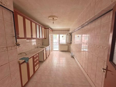 Saimekadın Göbek Yakını Katta Bakımlı Bağımsız Salon 3+1 Kiralık