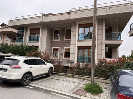 Çengelköy 'de Geniş Kullanımlı Bahçeli Satılık 3+1 Ters Dubleks