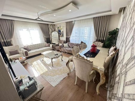 Şafak'ta Cadde Üzeri Site İçinde Doğalgazlı 2+1 Önü Açık Daire