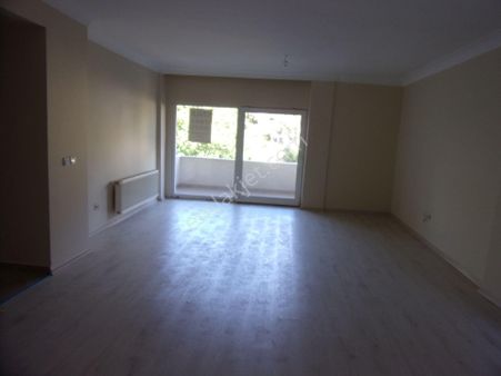 Tarabya Sanatçılar Sitesinde 3+1 140 Metrekare Bakımlı Kiralık Daire