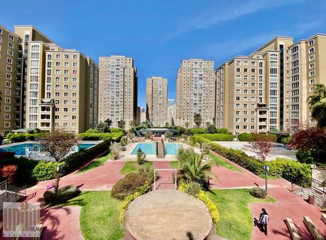 Uphill Court A Ada Güncel Boş Havuz Peyzaj Cephe Satılık 4+1