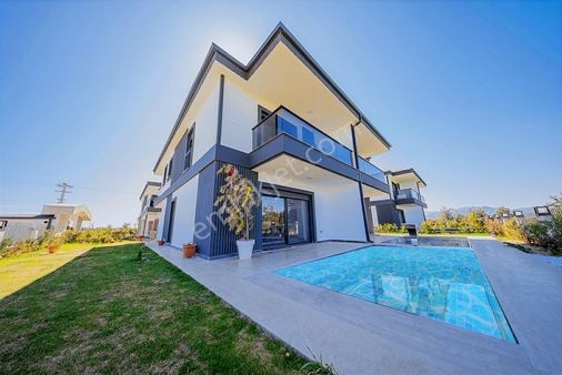Kepez Odabaşı'nda Sıfır Satılık 4+1 Havuzlu Villa