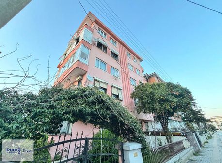 Çiftlikköy Sahil Mahallesinde Merkezi Konumda Geniş 2+1 Satılık