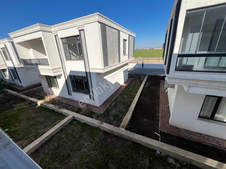 Taha Emlak Tan Elazığ Yolu Üzeri Özay Villalarında Kiralık 3+1 Villa