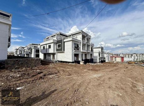 Ay Yapı Villalarında Acil Satılık Villa