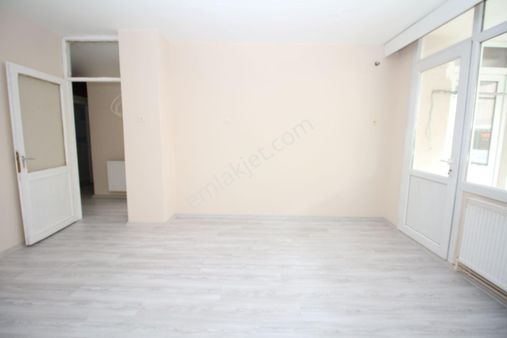 Polat Cad. Üzeri Asansörlü D.gazlı Otoparklı 2+1