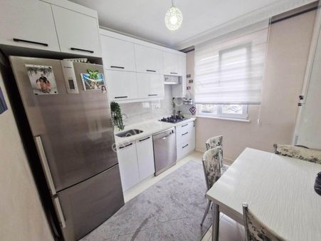 Yenibosna Mevlana Cami Yakını Satılık 2+1 3. Kat Daire