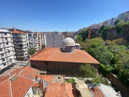 Mithatpaşa Cad. Karataşta 3 Cepheli Kiralık Daire