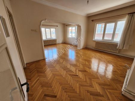 Burak Emlak'dan Kiralık Daire Kurtuluş Bahadırlar Sk. 2+1 Yapılı