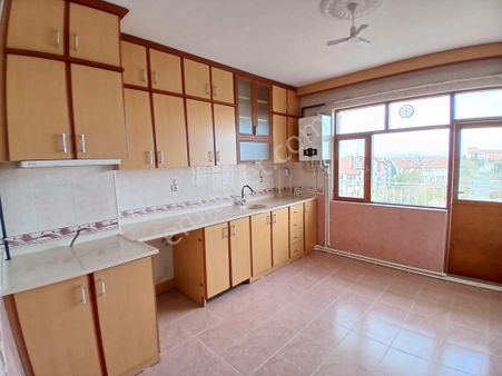 Akçay Emlak'tan Akşehir Koşuyolu Civarında Kiralık Geniş 3+1 Daire