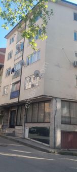 Cadde Üzerinde Ara Kat Kombilı Manzaralı Balkonlu Satılık Daire