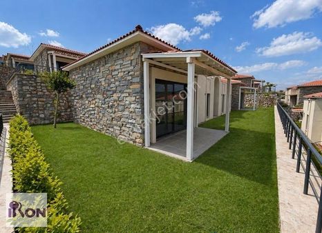 Mumculard'da Lüks Site İçinde Geniş Bahçeli Satılık Modern Villa