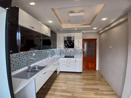 Akçay Emlak'tan Akşehir Adliye Arkasında Çarşı Merkezde Komple Bakımlı Satılık Geniş 3+1 Daire