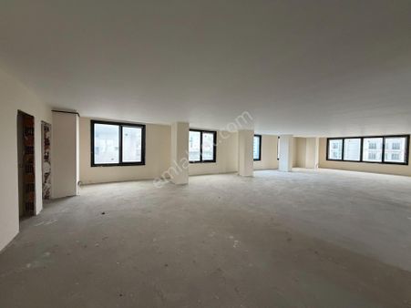 Bağlarbaşı Mh Atatürk Cad.üzeri Prestijli Plaza Katı 300 M2 !