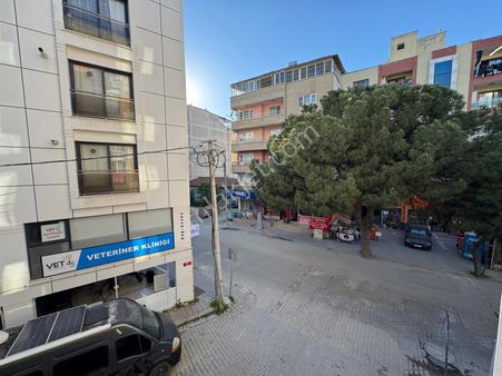 Zeki Emlak'tan Manisa Muradiye Mahallesinde Cadde Üstü Satılık 1+1 Daire