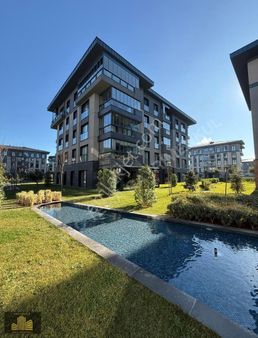 Tema İstanbul 2 B Bloklarda Satılık 4+1 Teras Kat Daire