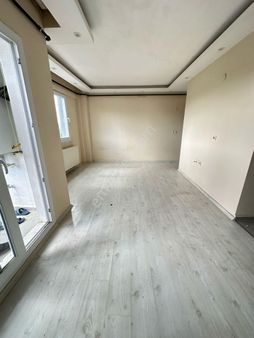 Zeki Emlak'tan Muradiye'de Cadde Üzeri Kiralık 1+1 Daire