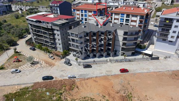Menderes Barbaros'ta Sıfır Binada 1+1 Çift Balkonlu Yerden Isıtmalı Kapalı Otoparklı Kiralık Daire