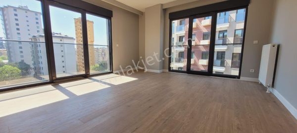 Havuzlu, Güvenlikli Sitede, Balkonlu, 2 Banyolu, 75 M² Net 2+1