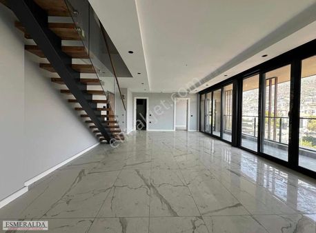 Alanya Güller Pınarı Mahallesi Plaza 'da Kiralık 3+1 Ofis