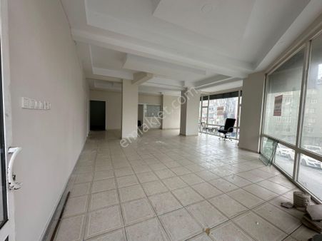 Esenler Nine Hatun Mahallesinde 140m2/ Düz Giriş Kiralık Dükkan