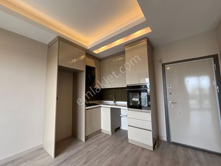 Altıntaş'ta Cadde Üzeri Sıfır Oturuma Hazır 1+1 Kiralık Daire
