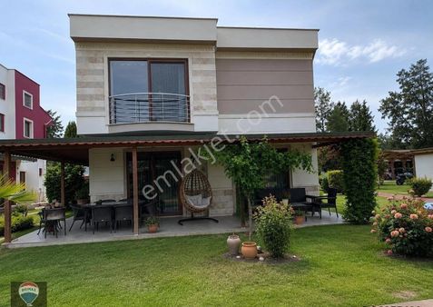 Aydın Kardeşköy'de Havuzlu Site İçerisinde Satılık 5+1 Lüks Villa