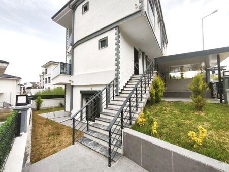 Burhaniye İskele'de Aygül'den Sıfır Deniz Manzaralı Kaçmaz Fırsat Ebeveyn Banyolu 4+1 Satılık Villa