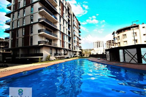 Denizden Kadıköyde Havuzlu Sitede Öncephe Satılık 3+1 Daire.