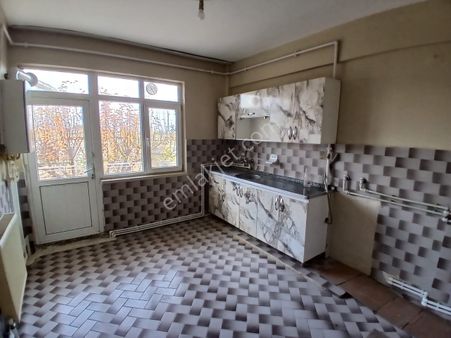 Akçay Emlak'tan Akşehir Bölge Trafik Civarında Doğalgaz Kombili Müstakil Tadında Kiralık 2+1 Daire